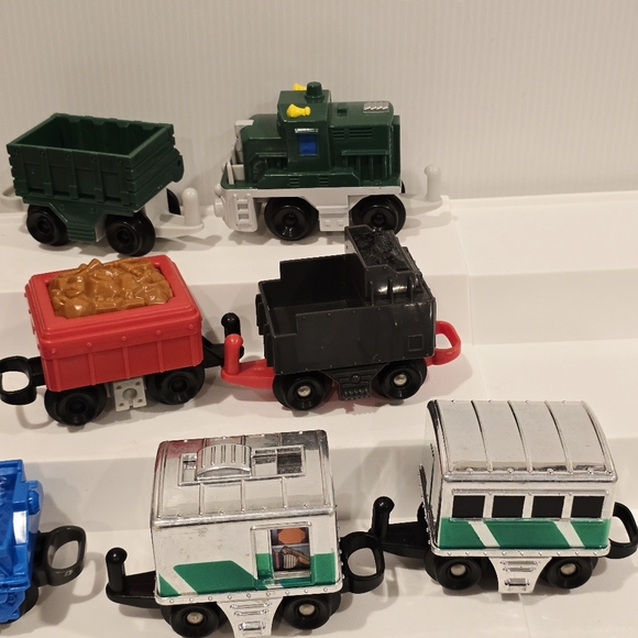 Fisher Price Geotrax Engine and Push Car Set - Picture 9 of 14